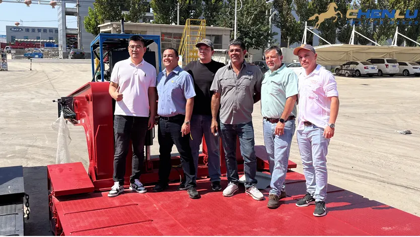 Clientes costarricenses visitan la fábrica para conocer los semirremolques de plataforma baja y volquetes de alto rendimiento