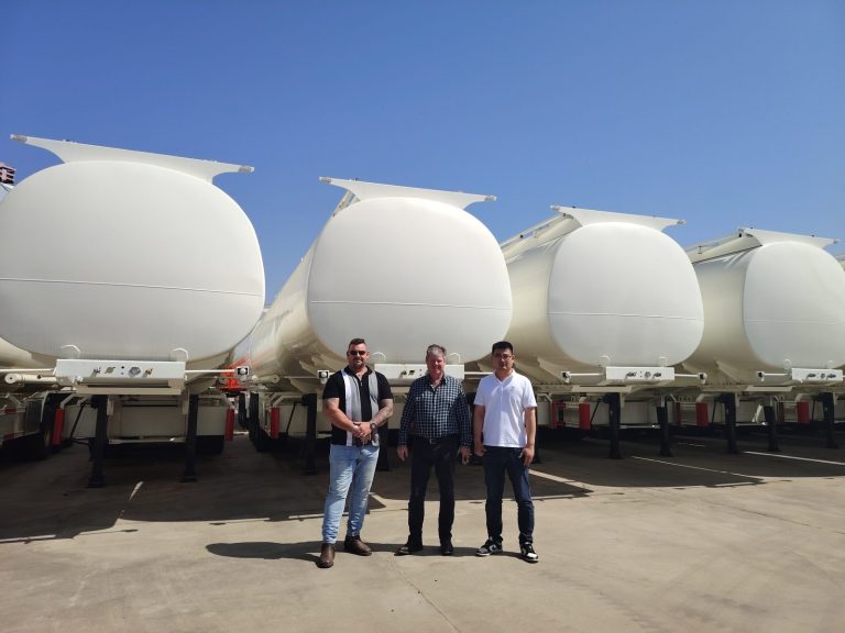 Cliente australiano visitando la fábrica de semirremolques de CHENLU