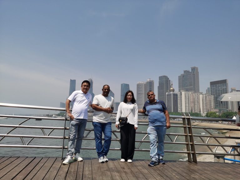 Socio comercial brasileño de visita en la fábrica de CHENLU