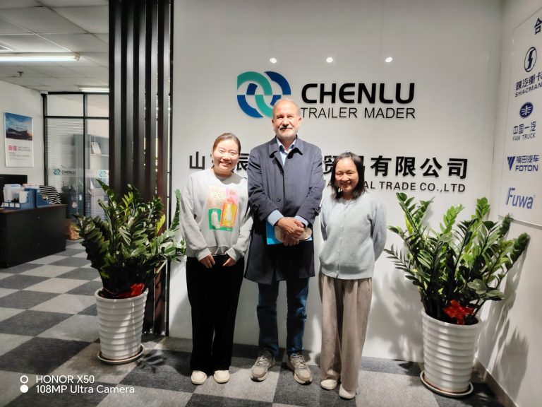 Cliente de Pakistán revisando remolques en CHENLU